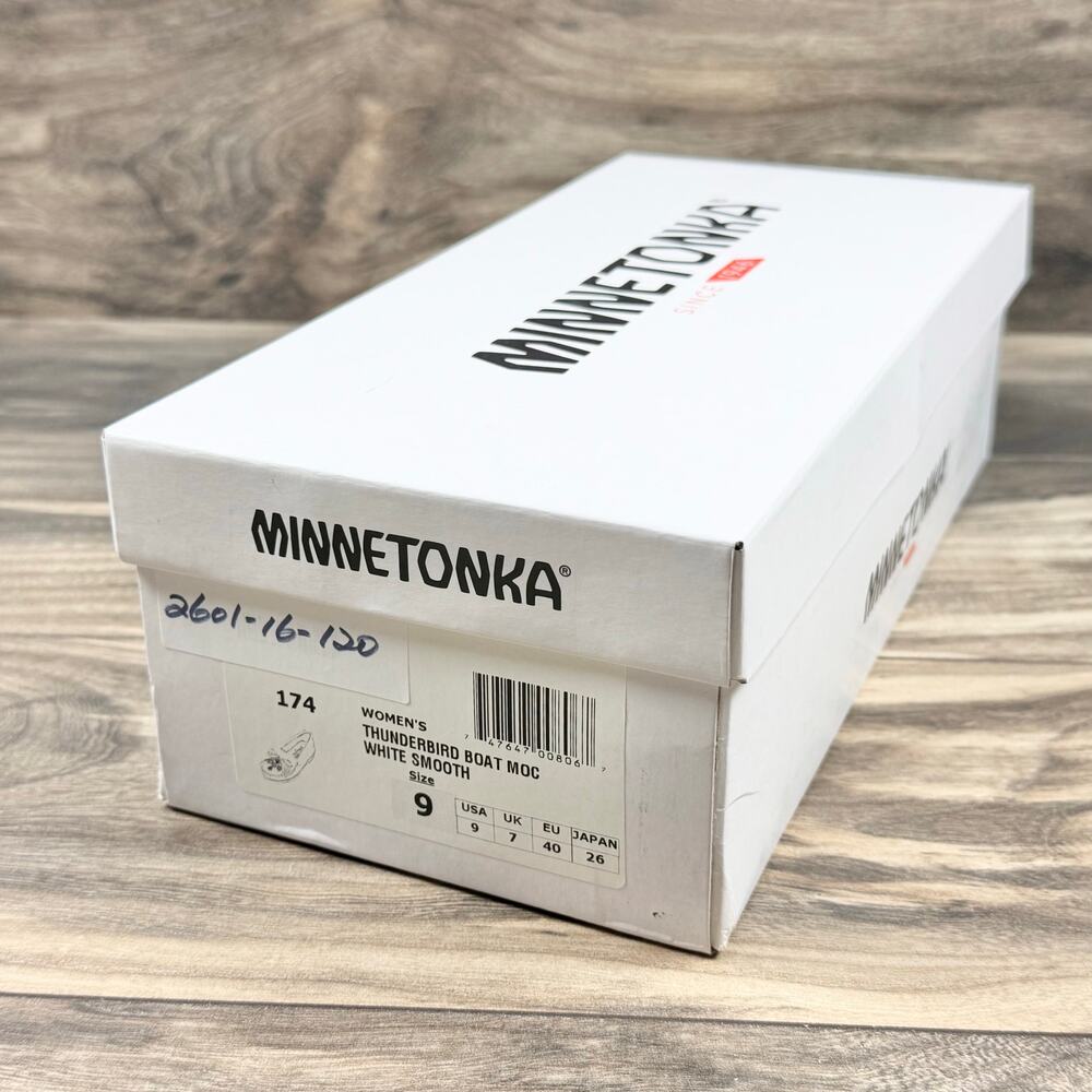 NIB Minnetonka 9 Thunderbird Boat Moccasin Flats Loafers White Smooth Leather - Picture 11 of 11